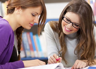 طلاب يتعلمون